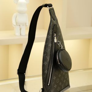 Alternative view of This shoulder bag combines Monogram canvas with Taïga calf leather, featuring a removable zippered pouch for coins or essentials and a zippered side pocket. It reinterprets versatile street style with a relaxed aesthetic, offering an alternative to traditional backpacks. Dimensions: 20 x 42 x 6 cm.